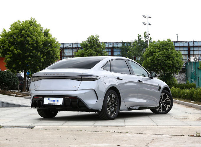 BYDプラグインハイブリッド 5人乗り セダン 自動車 黒 白 3