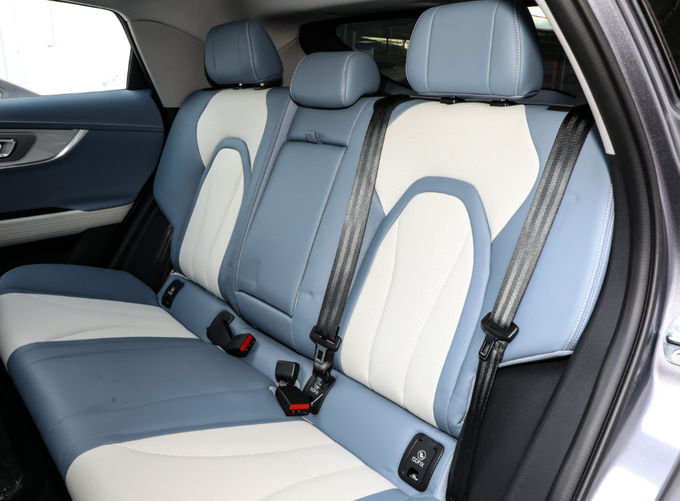 ガソリン チェリオメンダ 都市型オフロード 自動車 SUV フロントホイールドライブ 4x2 8