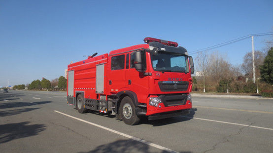 SINOTRUK 8000リットルの水タンク 消防車 6人座 後部駆動ディーゼル 4×2 マニュアルトランスミッション 0