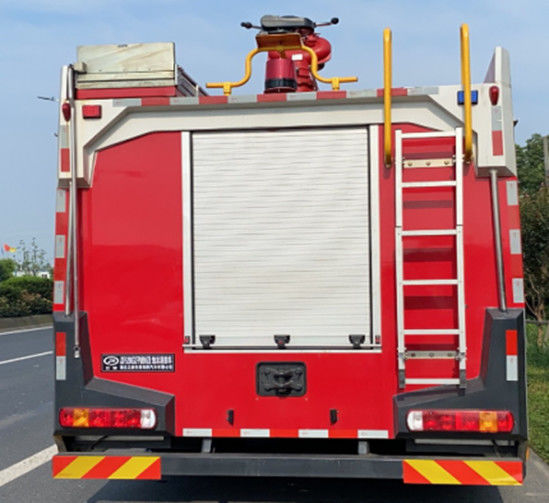 SINOTRUK 8000リットルの水タンク 消防車 6人座 後部駆動ディーゼル 4×2 マニュアルトランスミッション 2