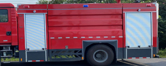 SINOTRUK 8000リットルの水タンク 消防車 6人座 後部駆動ディーゼル 4×2 マニュアルトランスミッション 3