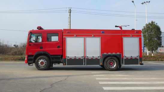 ドンフェン8200リットルの水タンク消防車 2WD後駆動ディーゼル6人乗り 4×2 マニュアルトランスミッション 2